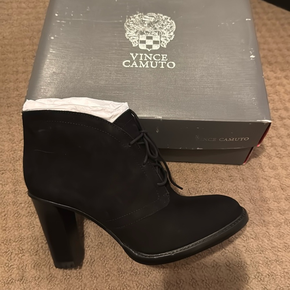 Vince Camuto black VC-Lehanna lace up booties - new with box size 9